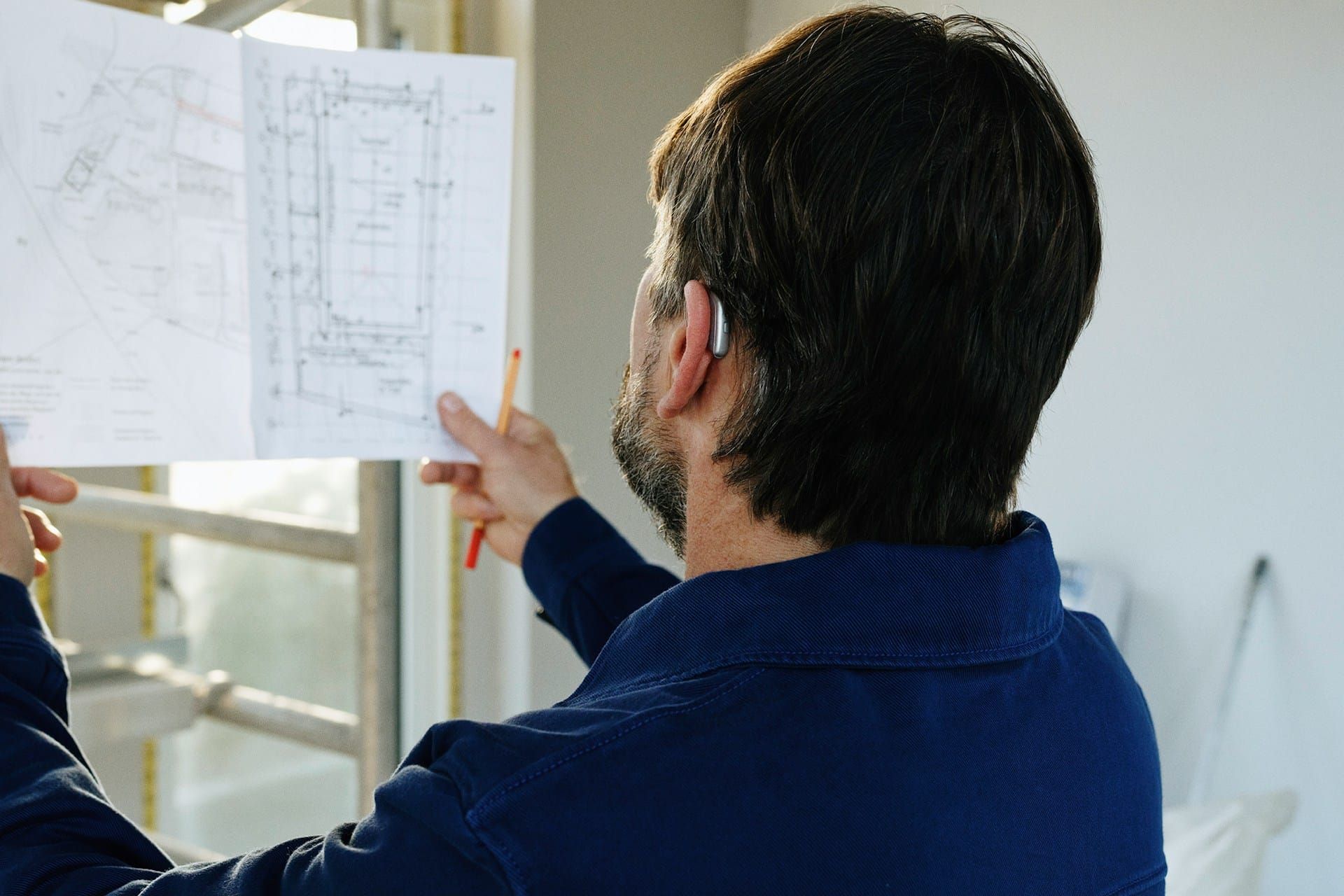 Equipo técnico de Natus Bau revisando planos en obra
